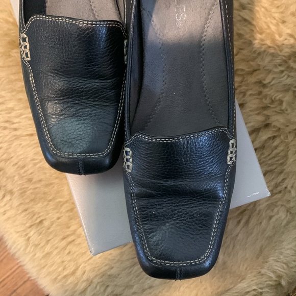 Aerosoles navy leather kitten heeled square toe box shoes. Size US 7 1/2. EUC. - Picture 3 of 8